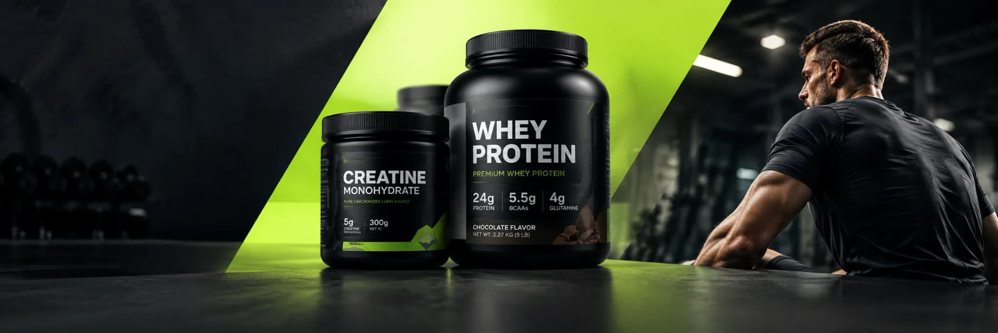 Limon yeşili zeminde kreatin ve protein kutuları, yanında dinlenen sporcu